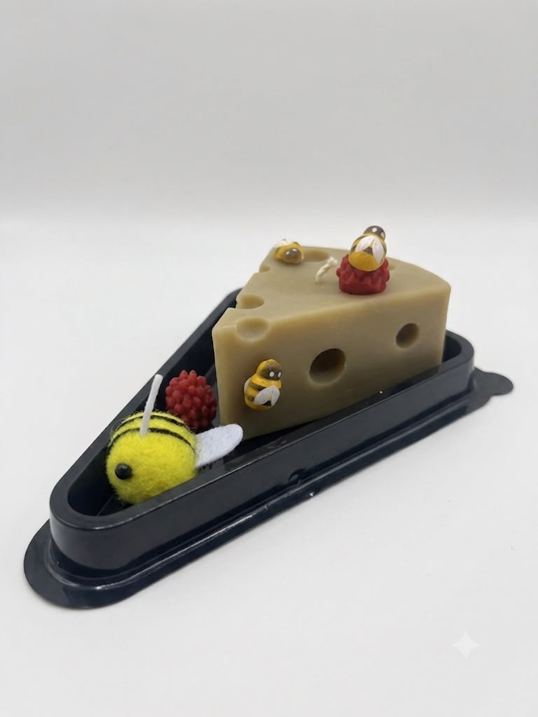 Vela de cera de abeja natural – Porción de Queso con abejitas decorativas